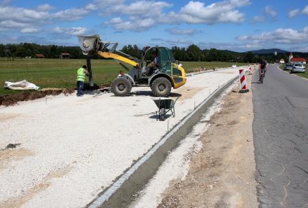 Izgradnja hodnika in kolesarske steze Cerknica  Dolenje Jezero 02 FOTO LJUBO VUKELIČ